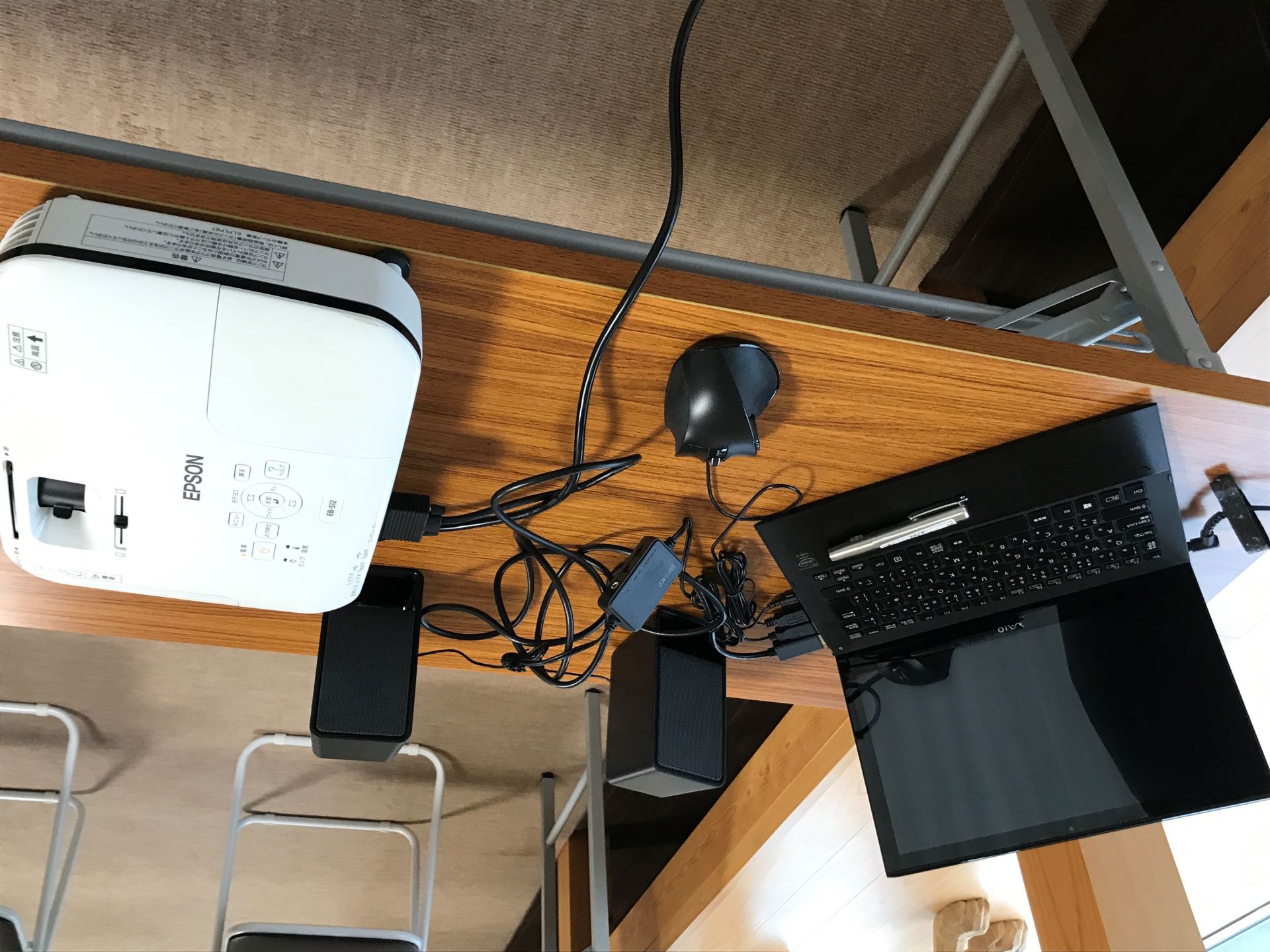 ノートパソコンのデータをプロジェクターに出力。