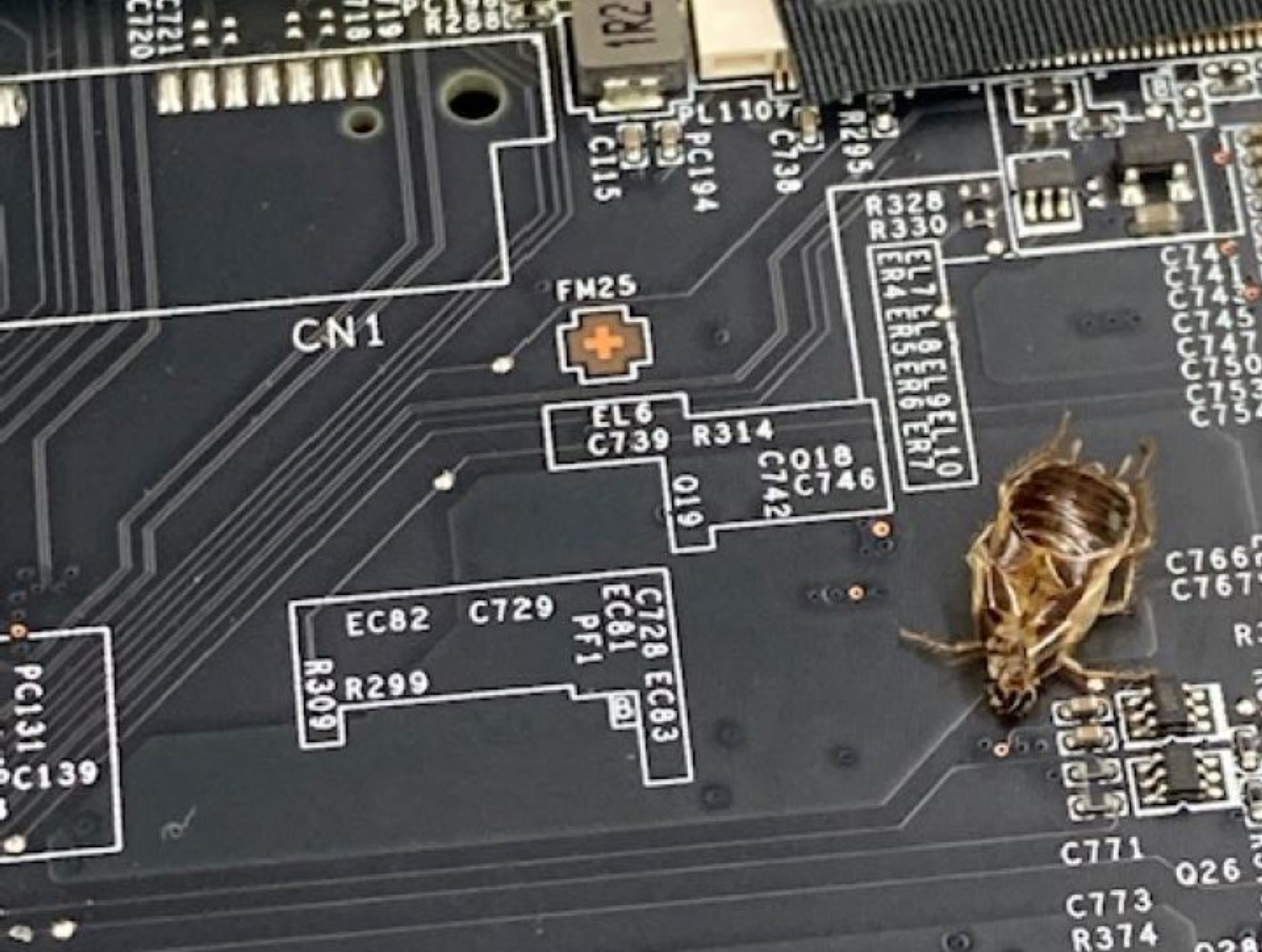 ゴキブリ混入によるノートパソコン故障